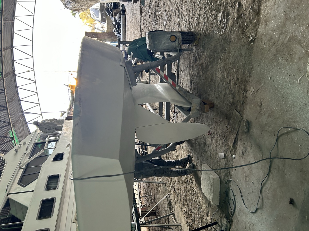 Arenado naval profesional — preparación de casco para repintado