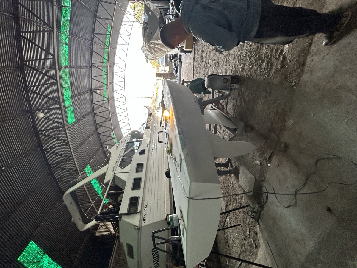 Casco arenado listo para aplicación de primer y antifouling