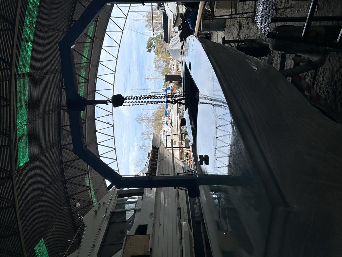 Proceso de arenado naval — embarcación en varadero