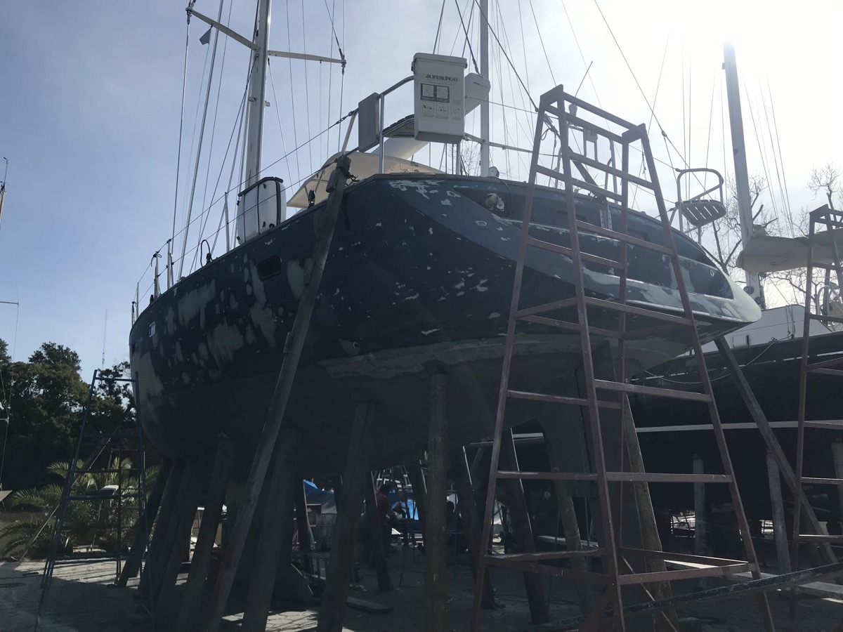Aplicación de antifouling profesional en casco de velero — Obra Viva Argentina