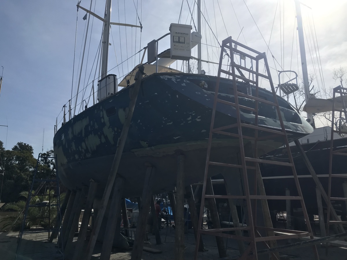 Casco con antifouling International Paints terminado — protección antivegetativa
