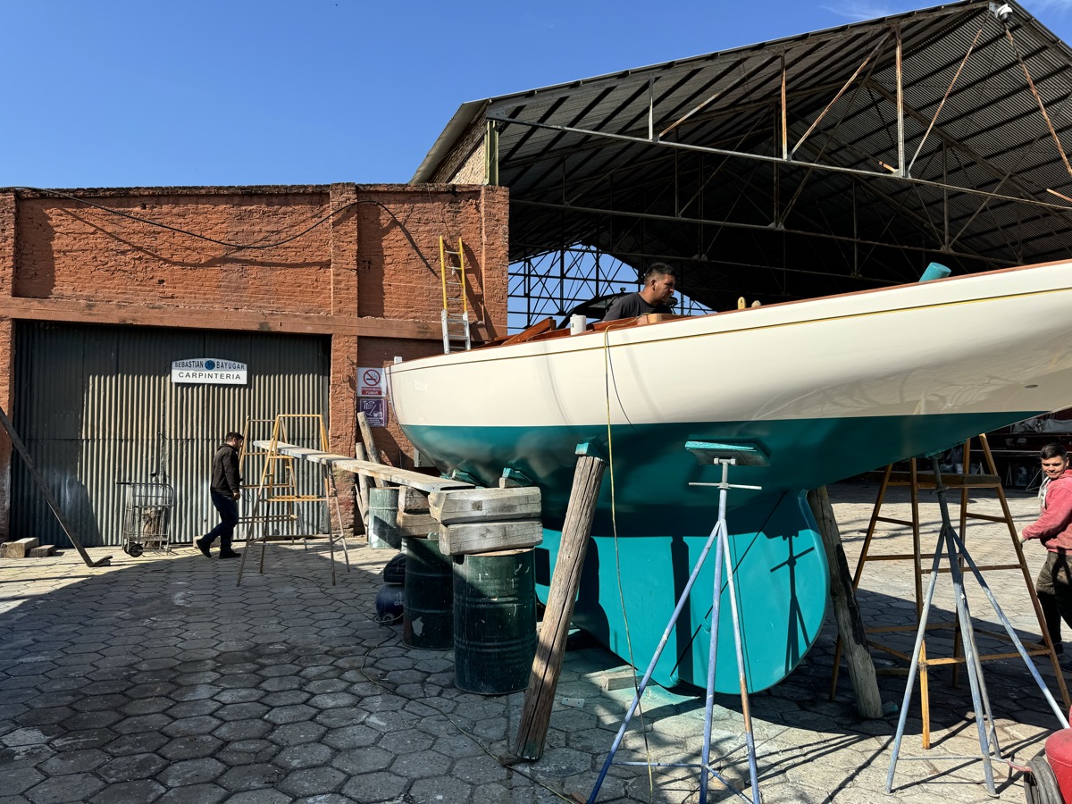 Preparación de casco para antifouling — lijado profesional