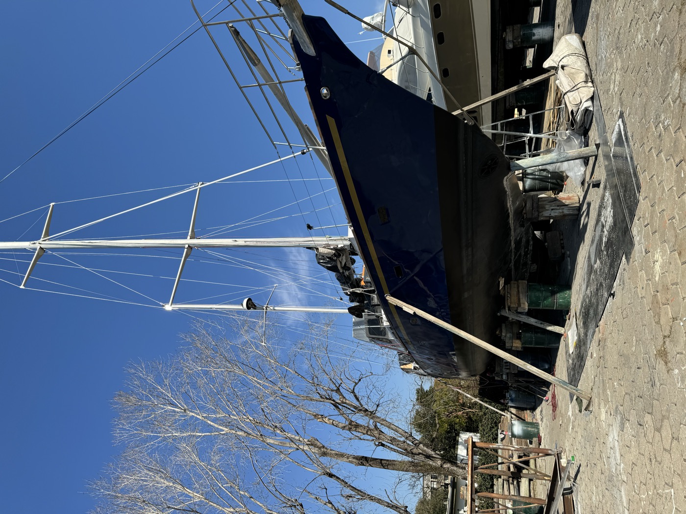 Velero azul oscuro en varadero