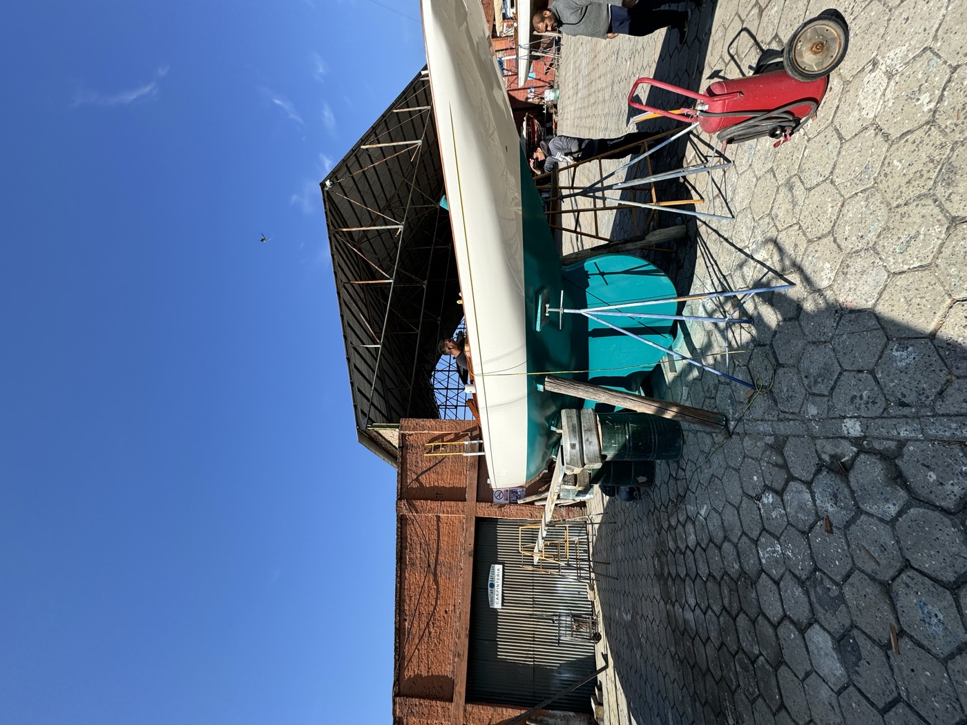 Equipo trabajando en velero